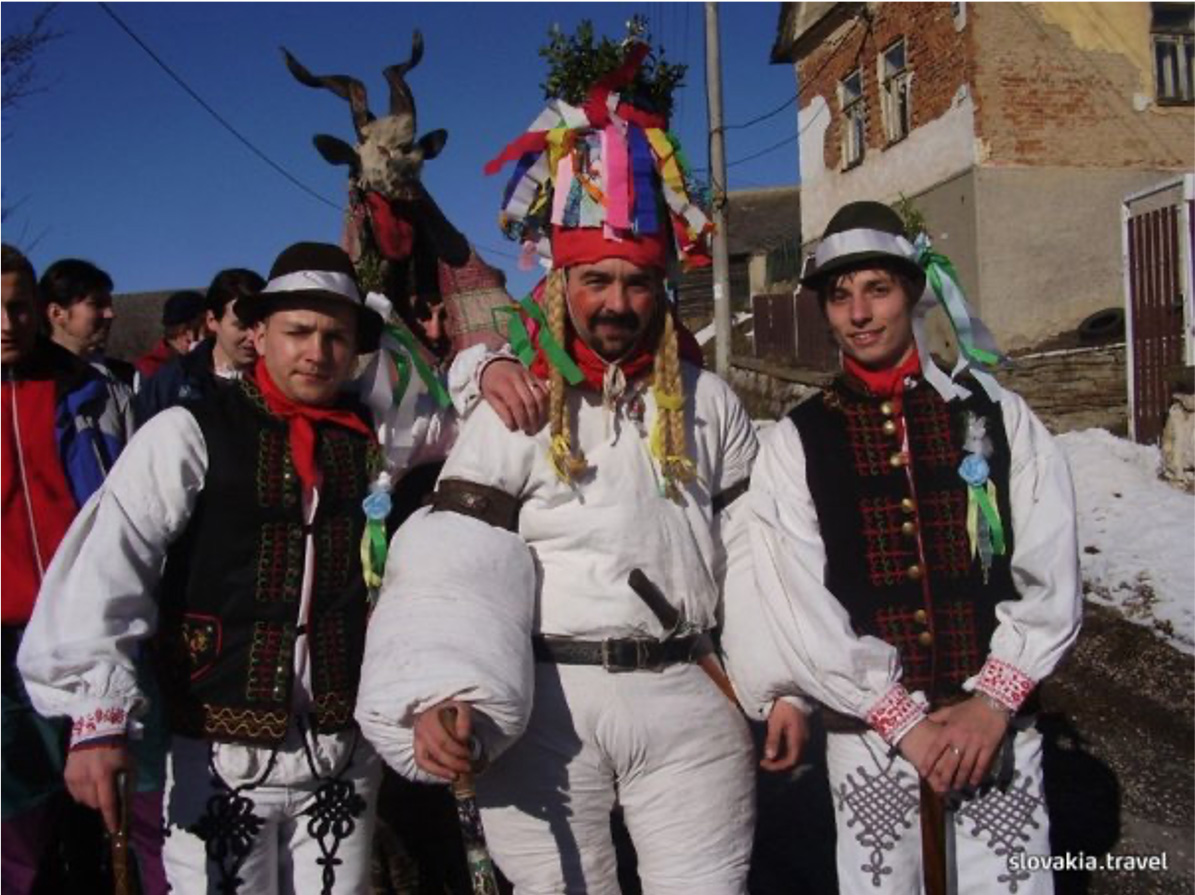 Gazdovia a masky Starého a Kozy.